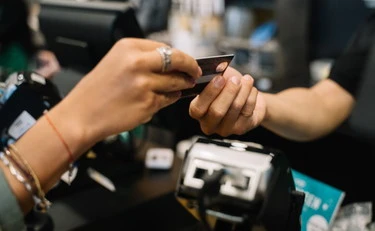 Bologna, lavora in un negozio e ruba i dati delle carte di credito: oltre 300 transazioni, chi sono le vittime