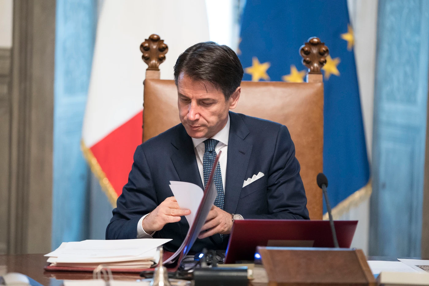 Giuseppe Conte marcato stretto dal Pd: "Una sentinella a Palazzo Chigi", l'uomo di Quirinale e Bruxelles