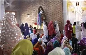 Pakistan, kamikaze si fanno esplodere in Chiesa55 morti, centinaia i feriti