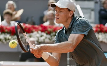 Jannik Sinner trionfa contro Bonzi: vittoria sofferta al Masters 1000 di Madrid