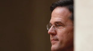 Mark Rutte, muore la madre: nelle ultime otto settimane di vita una sola visita, polemica in Olanda