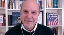 Alan Friedman a L'aria che tira insulta Donald Trump: "Mi scuso con gli scimpanzé, hanno un intelletto superiore a quello del presidente"