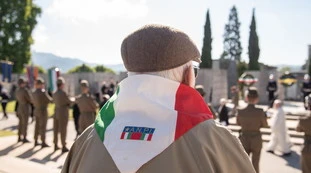 25 aprile, a Torino i partigiani umiliano gli ucraini