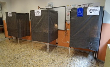 Referendum, scattano la foto nella cabina elettorale: due denunce a Catanzaro