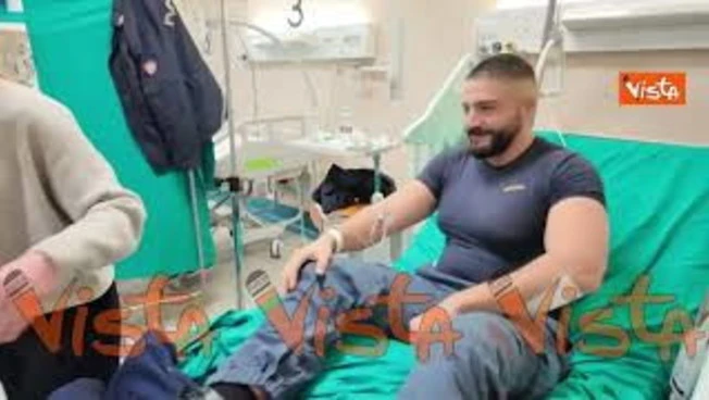 Meloni visita in ospedale il poliziotto aggredito durante il corteo a Torino