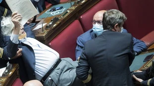 Vittorio Sgarbi a In Onda, altra cannonata a Mara Carfagna: "Perché voglio ringraziarla"