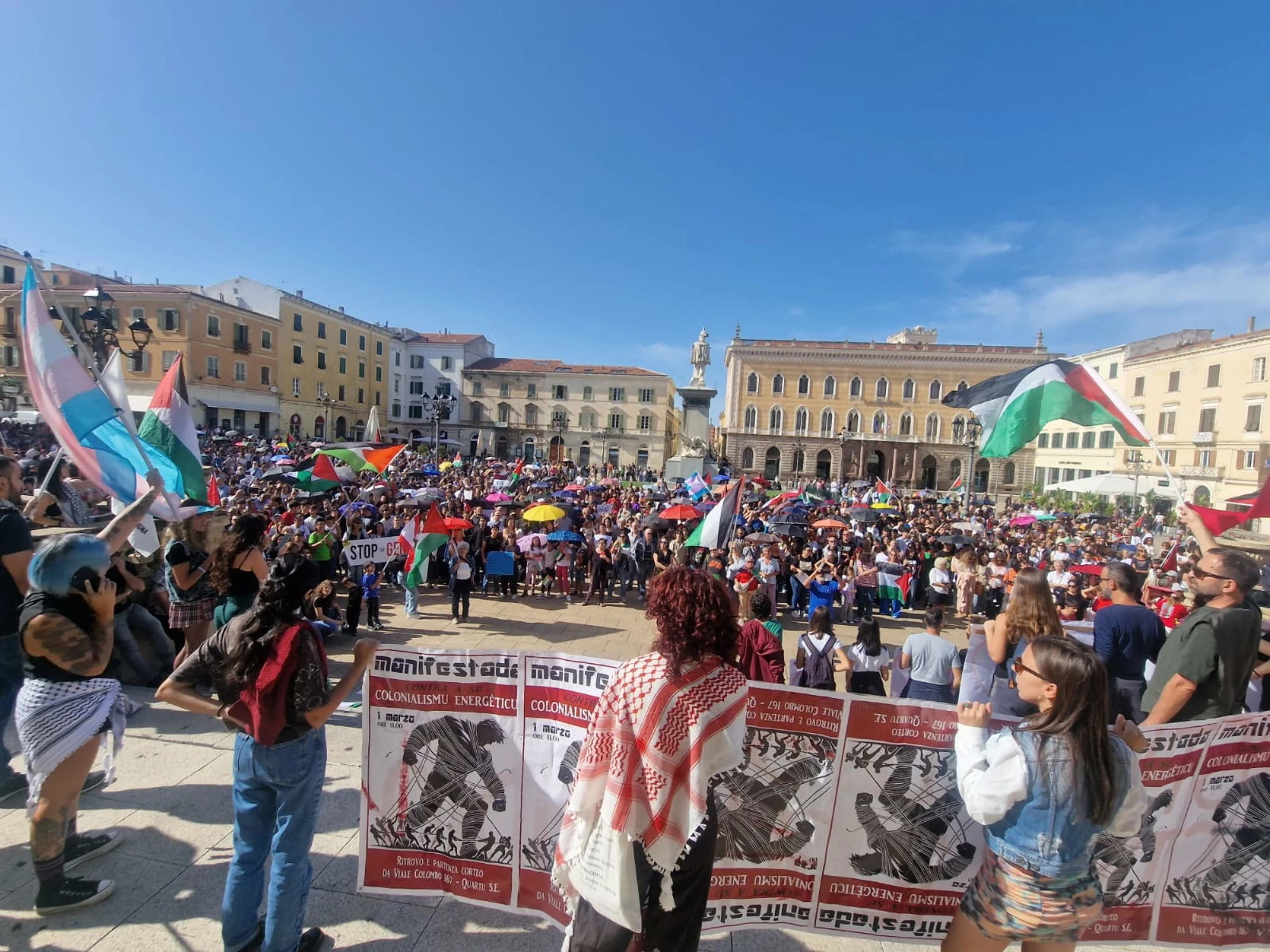 Sassari, la foto choc di Meloni esposta in piazza