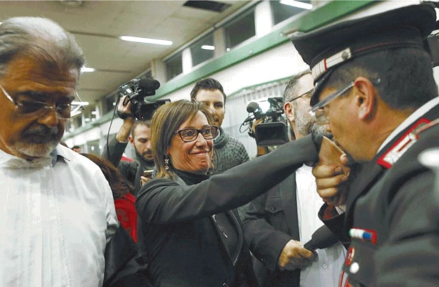 Cucchi, il gesto del carabiniere in tribunale di fronte a Ilaria: vale quasi più di una condanna