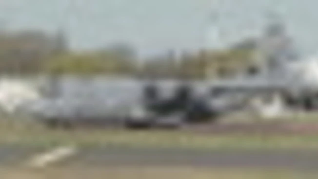 Un aereo militare americano decolla da una base aerea britannica