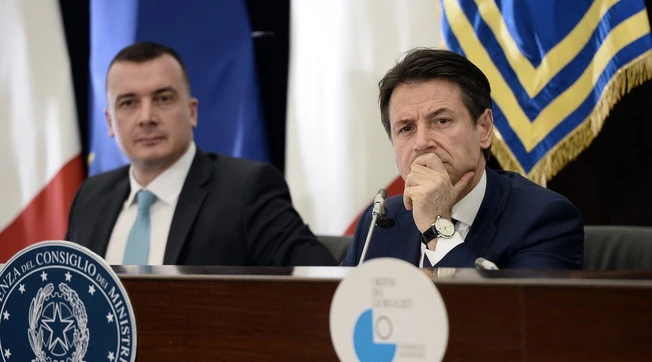 Cdm, la battuta di Dario Franceschini a Giuseppe Conte: "Telefono sempre occupato? Guarda che è Rocco Casalino..."