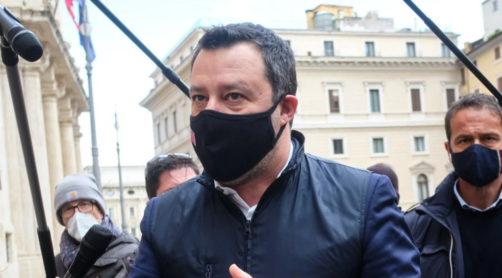 Matteo Salvini a Mario Draghi: "Scelga tra la Lega e M5s". Il Carroccio da solo alle consultazioni