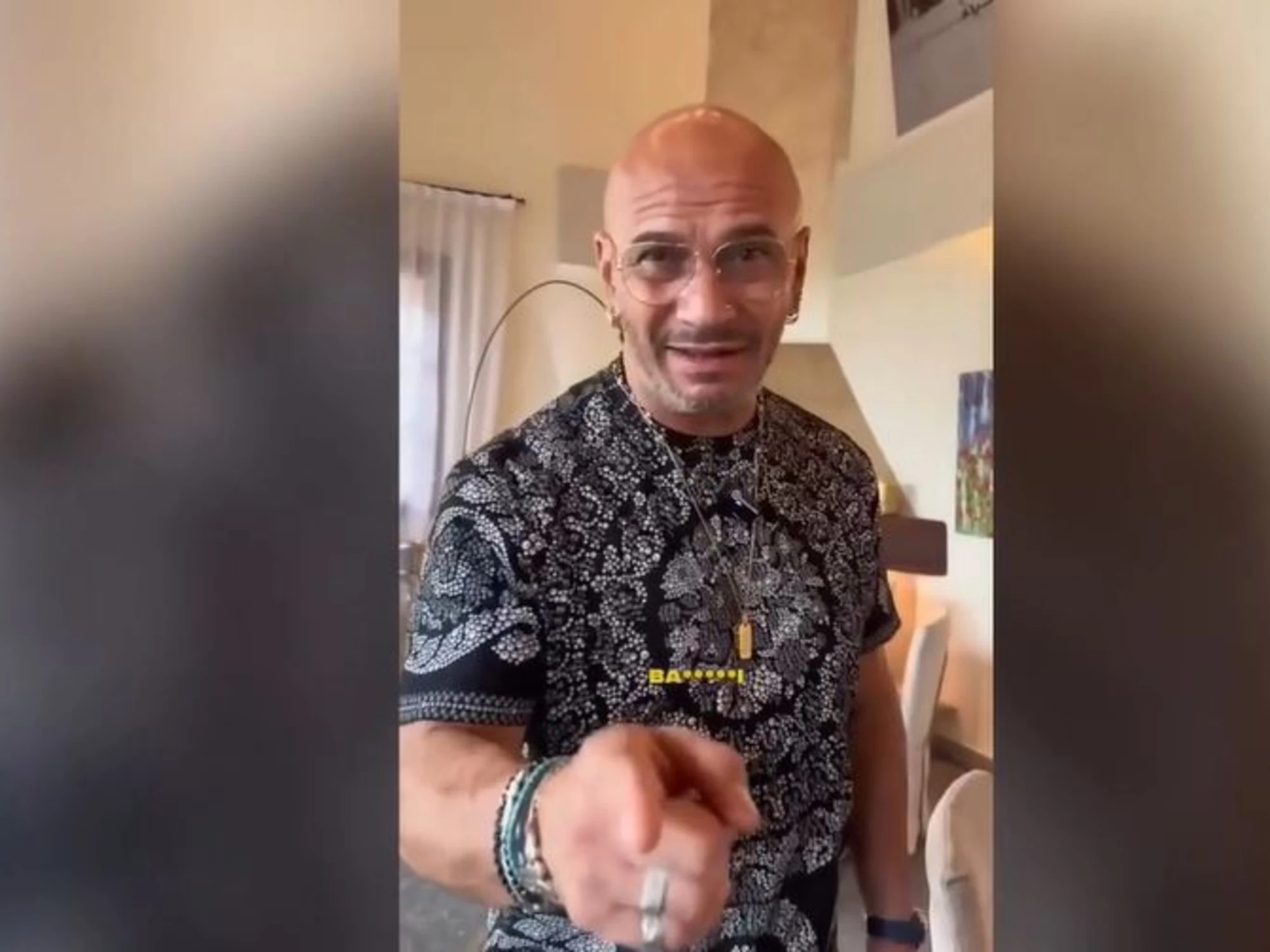 Scappano senza pagare il conto. Il ristoratore li insulta: "Bast***"