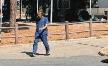 Livorno, straniero tenta di accoltellare i poliziotti: torna subito libero