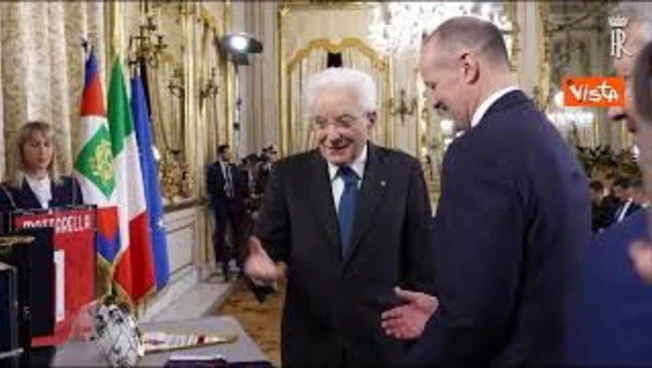 Mattarella riceve in dono le maglie di Milan e Bologna in Quirinale