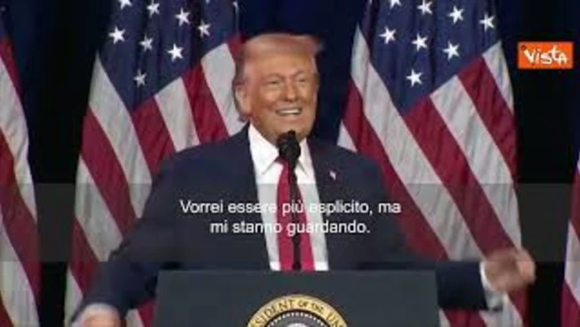 Trump imita atleta trans in una gara sollevamento pesi: Mia moglie odia se lo faccio