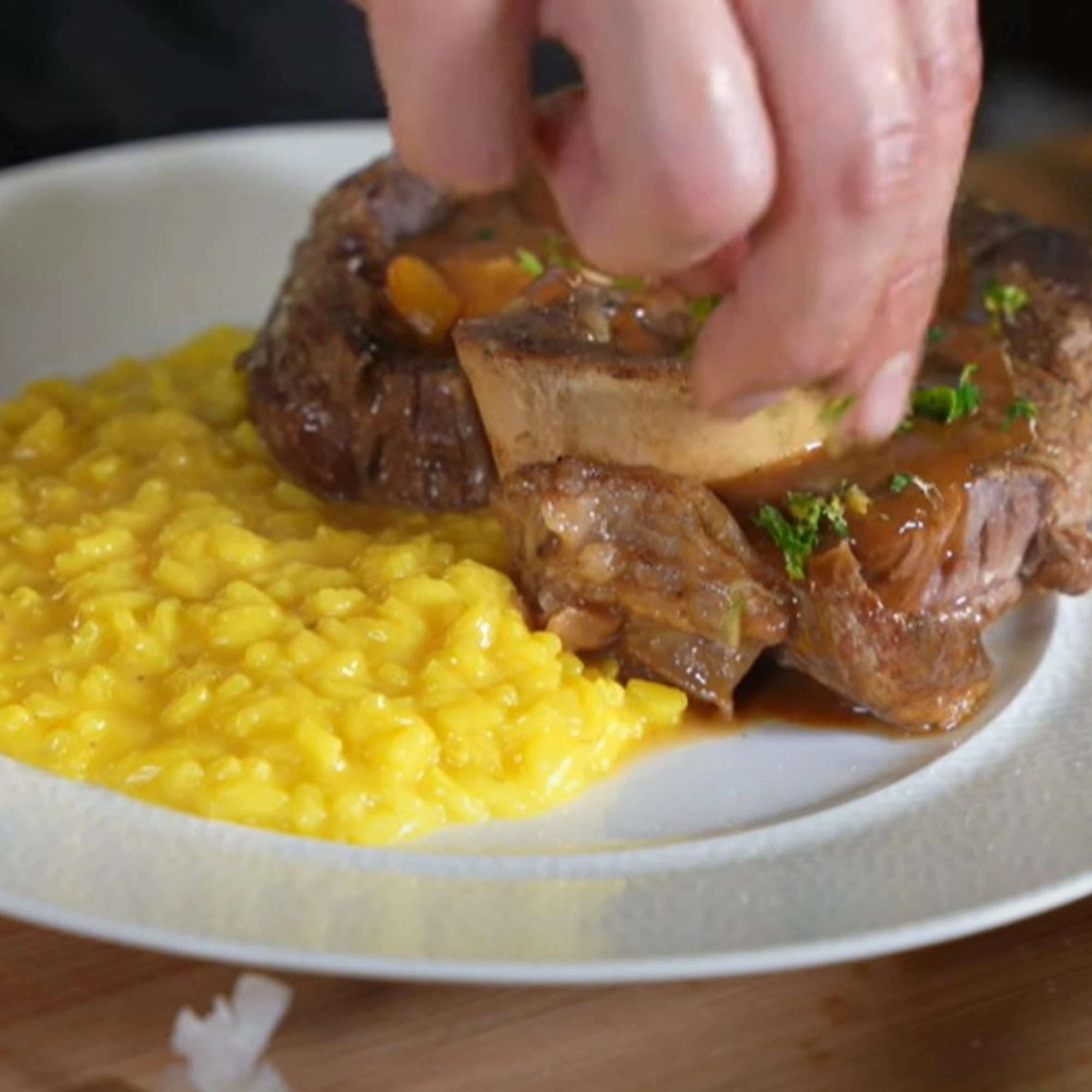 Dentro al risotto con l'ossobuco la mia Milano che non c'&egrave; pi&ugrave;