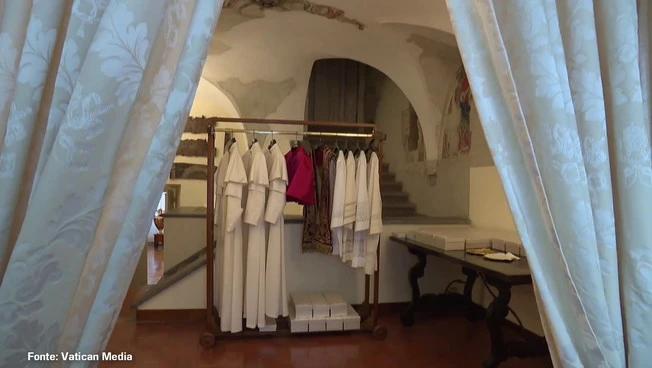 La Stanza delle Lacrime, dove avverrà la vestizione del nuovo Papa