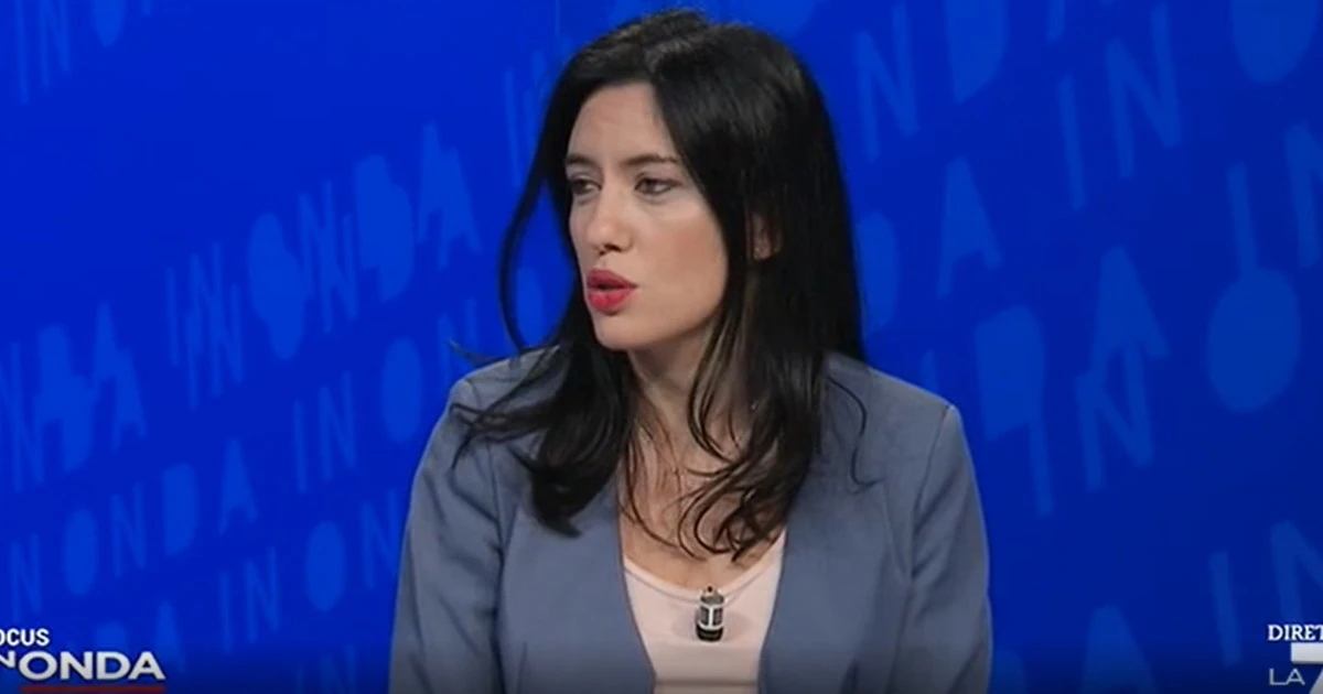 Lucia Azzolina a In Onda contro Matteo Salvini: "Sarebbe bello vederlo studiare, non ne azzecca una"