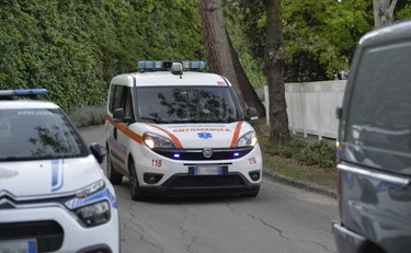 Catanzaro, donna si lancia dal terzo piano con i tre figli: morta sul colpo con due bimbi, la terza è grave