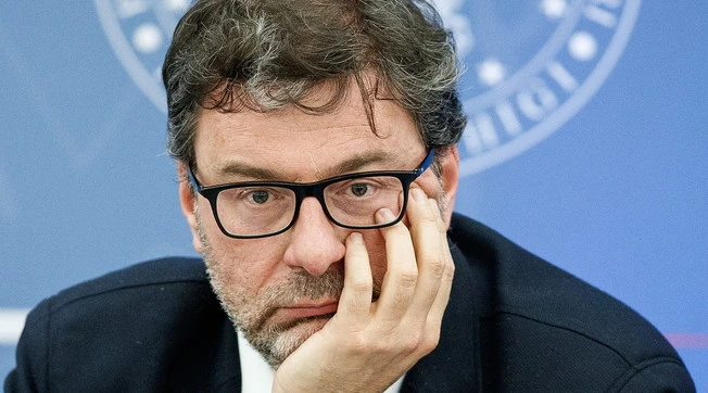Giancarlo Giorgetti, il peggio della politica: mentre lui parla... la vergogna dei deputati