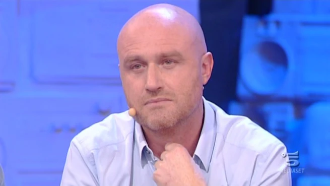 Amici, il disastro di Rudy Zerbi: festeggia così e si spacca la schiena. Una drammatica figuraccia