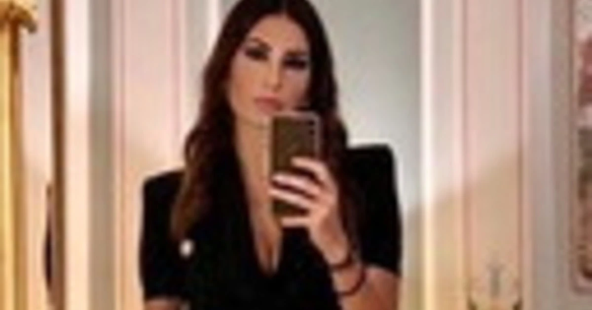 Elisabetta Gregoraci, "ricordatemi così": il diktat e una foto da morire, in camera da letto con tacchi e collant