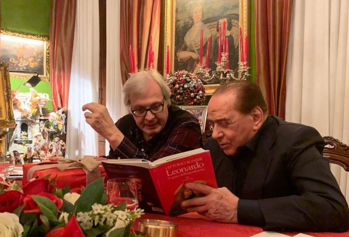 Silvio Berlusconi, un Capodanno sui libri: studia Leonardo con Vittorio Sgarbi