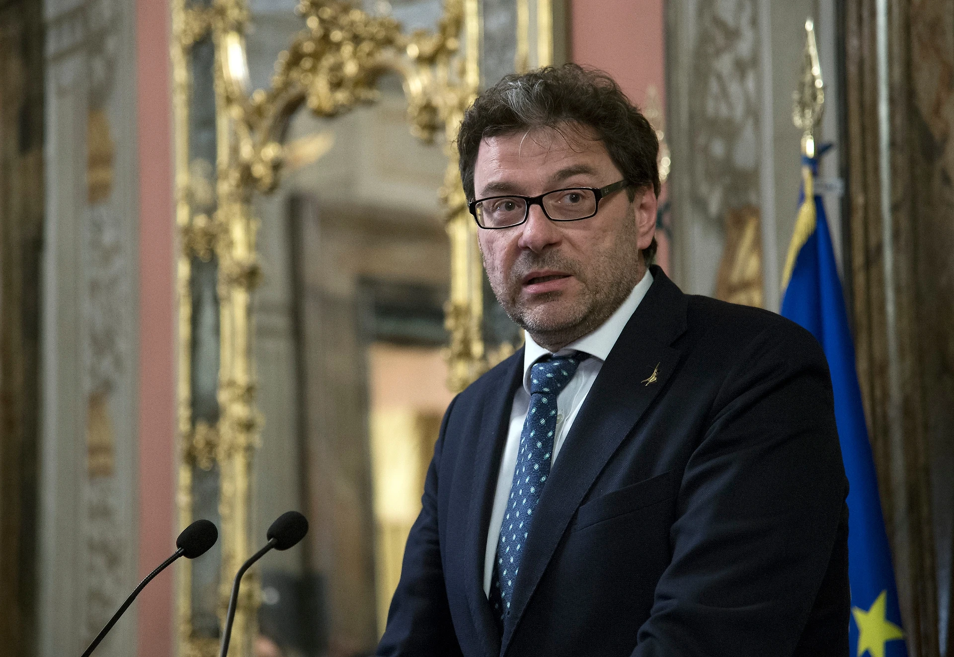 Lega, Giancarlo Giorgetti: "Se Forza Italia e Silvio Berlusconi danno la fiducia al governo di Mattarella, l'alleanza finisce qui"