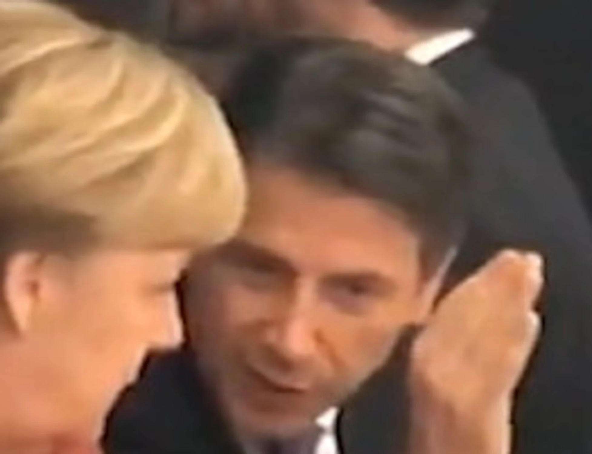 FdI, il video in cui Conte si prostrava alla Merkel: in ginocchio chi?