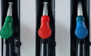 Benzina a 2,60 euro alla pompa, cosa sta succedendo in Italia e cosa fare