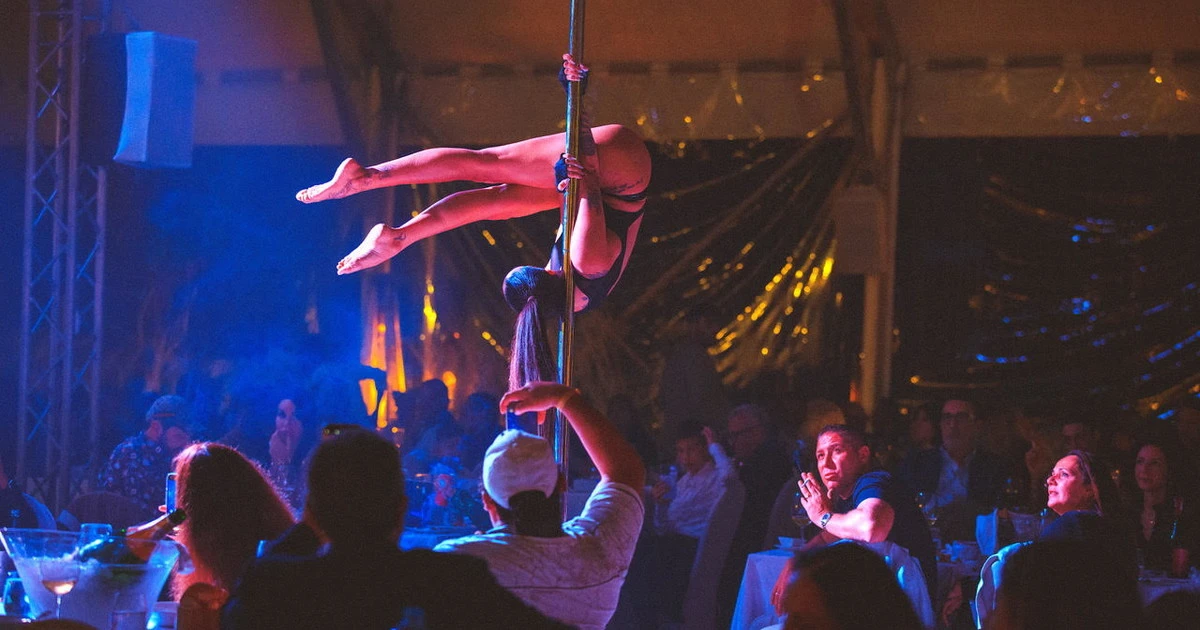 The Beach, Papeete, Fam o Domus? Il divertimento "mixa" cibo e musica
