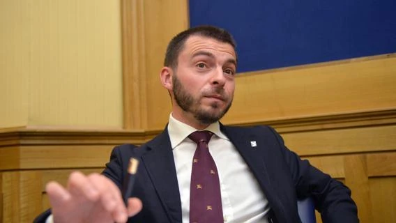 Grillo "scomunica" Rizzetto perchè va in tv. E i deputati si ribellano, #siamotuttiRizzetto