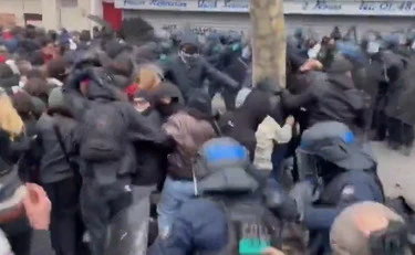 Francia, folle protesta degli studenti a Marsiglia: preside cosparso di benzina