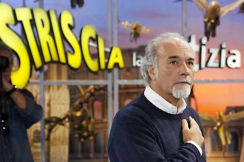 Striscia la Notizia, Flavio Insinna disintegrato da Antonio Ricci: "Ma come fa a dire che Fabrizio Frizzi..."