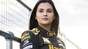 Renee Gracie, la prima pilota donna? Si è data all'hard, trasformazione a luci rosse: le ultime foto estreme