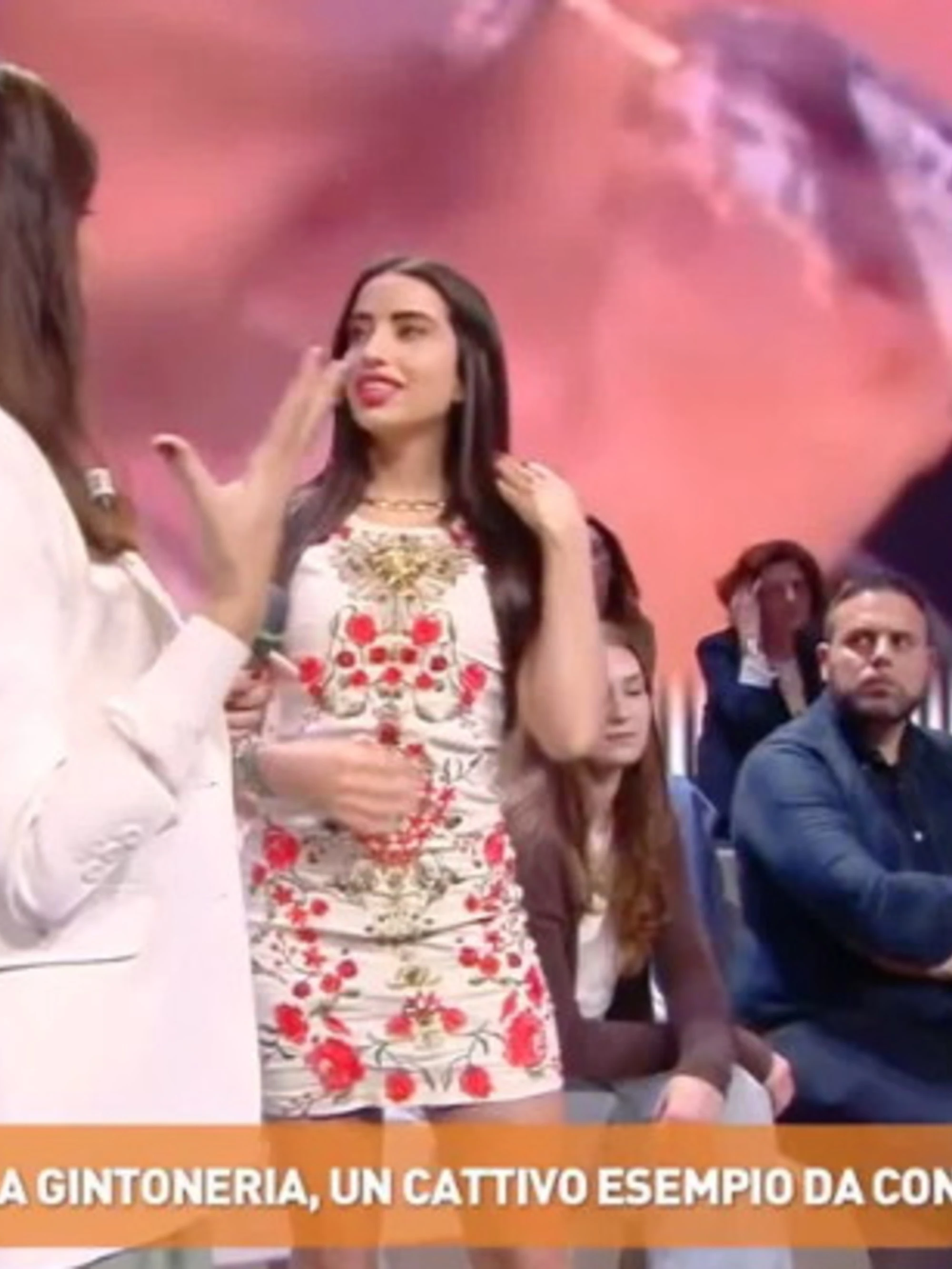 Dritto e Rovescio, "la serata può continuare a letto?": Del Debbio gela la ragazza immagine