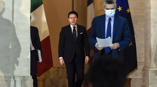 Giuseppe Conte, il suo terrore: "Tentativi di spallate al governo". Retroscena: un golpe stile Berlusconi 2011