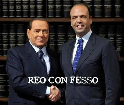 Silvio sul letto di morte e quel "fesso" di Alfano. I poster-cult nell'ufficio del pm