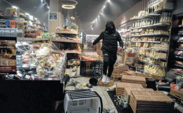 Milano, delinquenti d'importazione. E la sottomissione all'Islam: le notizie su Libero oggi