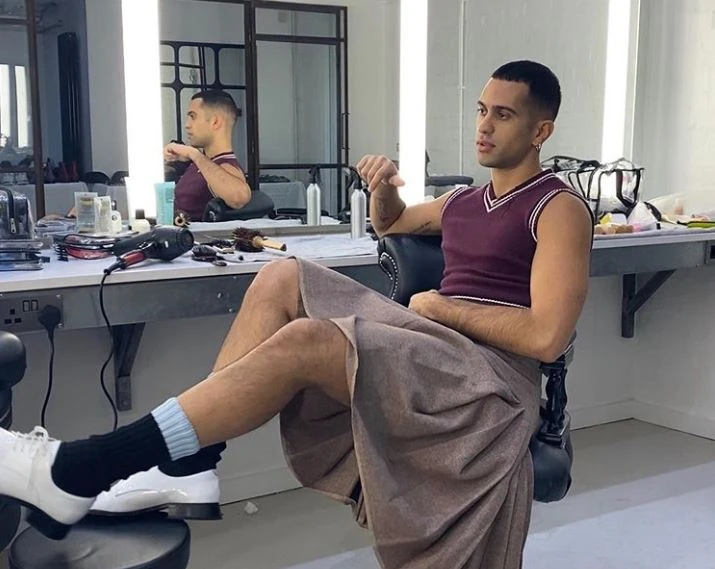 Mahmood, ecco come copia Cristiano Malgioglio: occhio al dettaglio. Cosa spunta sotto