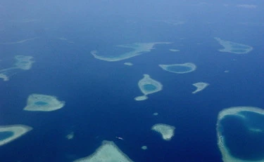 Maldive, italiani intrappolati in paradiso: "Costretti a dormire in spiaggia"