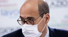 Nicola Zingaretti, "buon Primo Maggio": e il segretario del Pd pubblica una foto di infermieri cinesi che si abbracciano