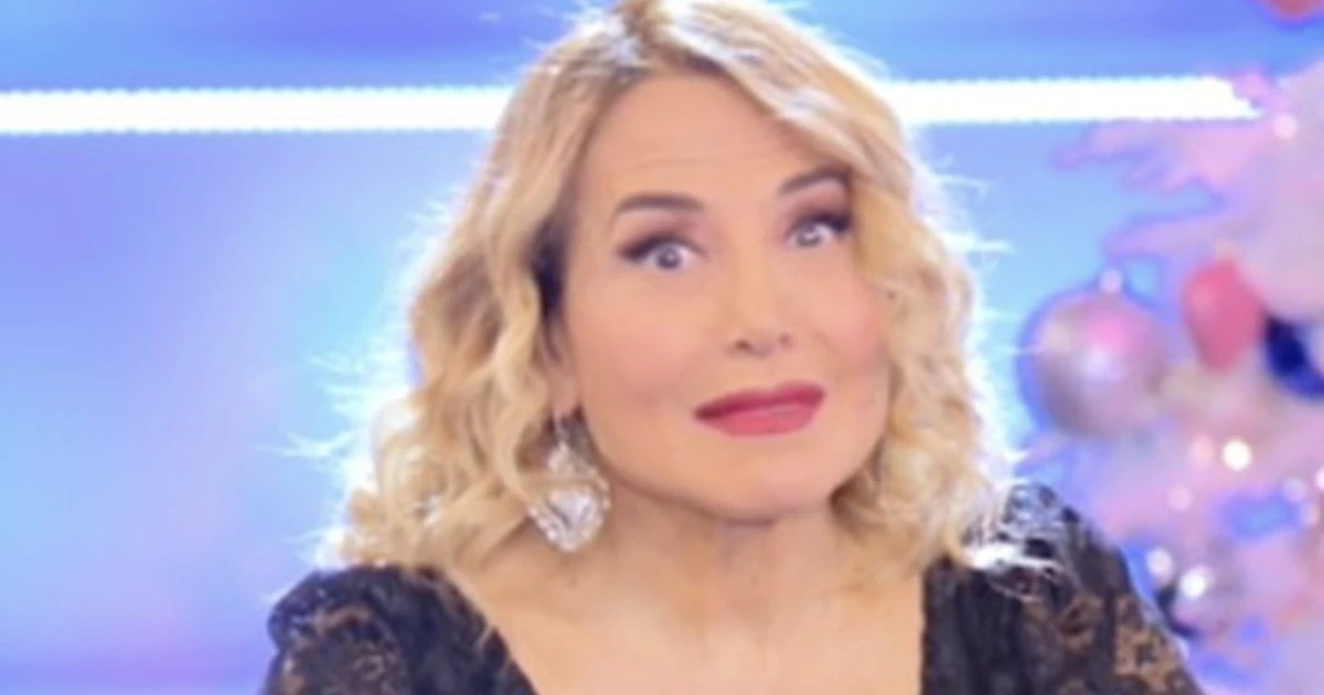 Striscia la Notizia: "Antonio Ricci, questo è per te". Barbara d'Urso guarda dritto in camera: clamorosa provocazione in diretta