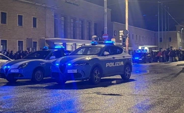 Prato, difende la collega molestata: accoltellato, è in fin di vita. Due fermi, uno choc: chi sono