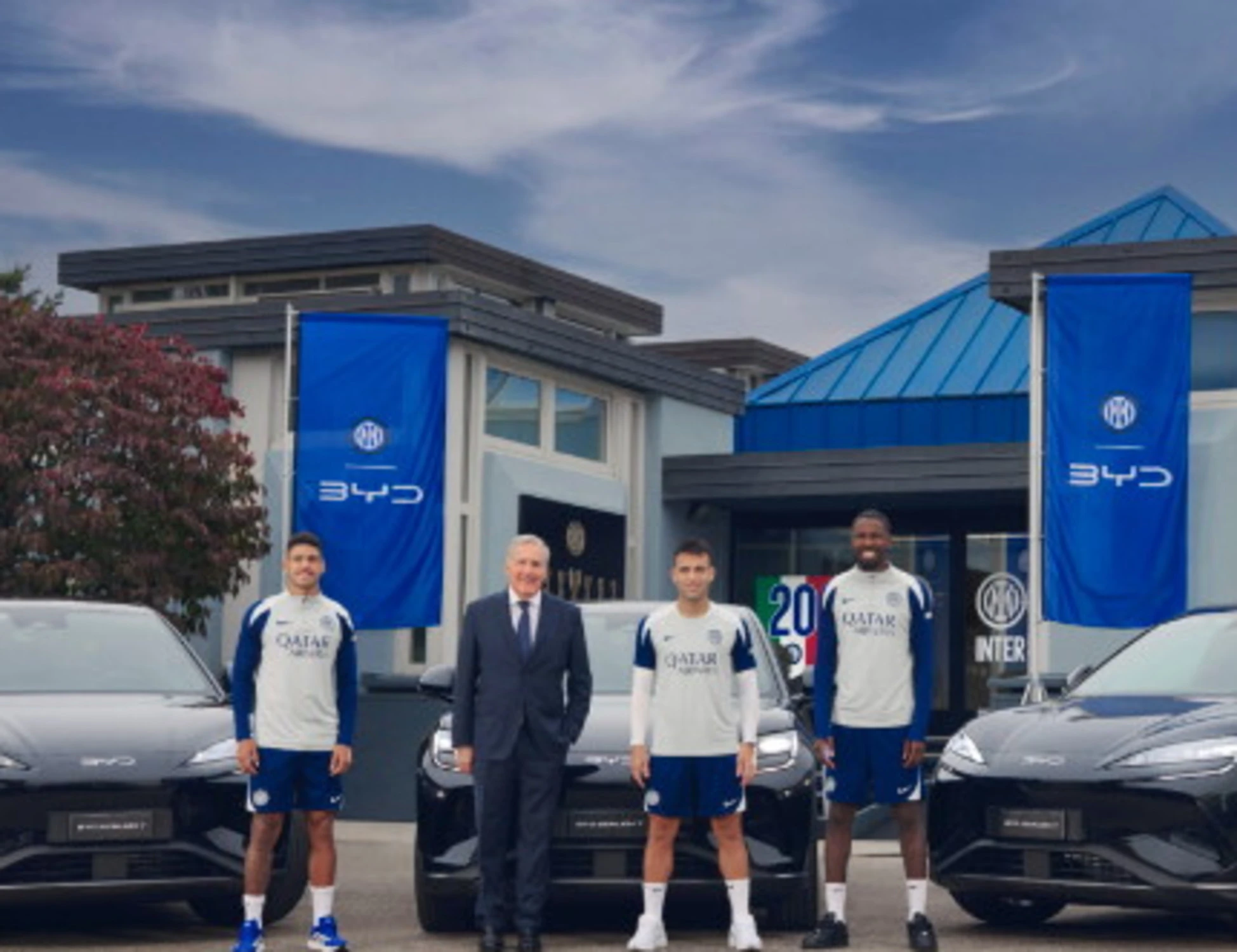 BYD consegna a calciatori nuove Sealion 7 Inter Edition: design nerazzurro