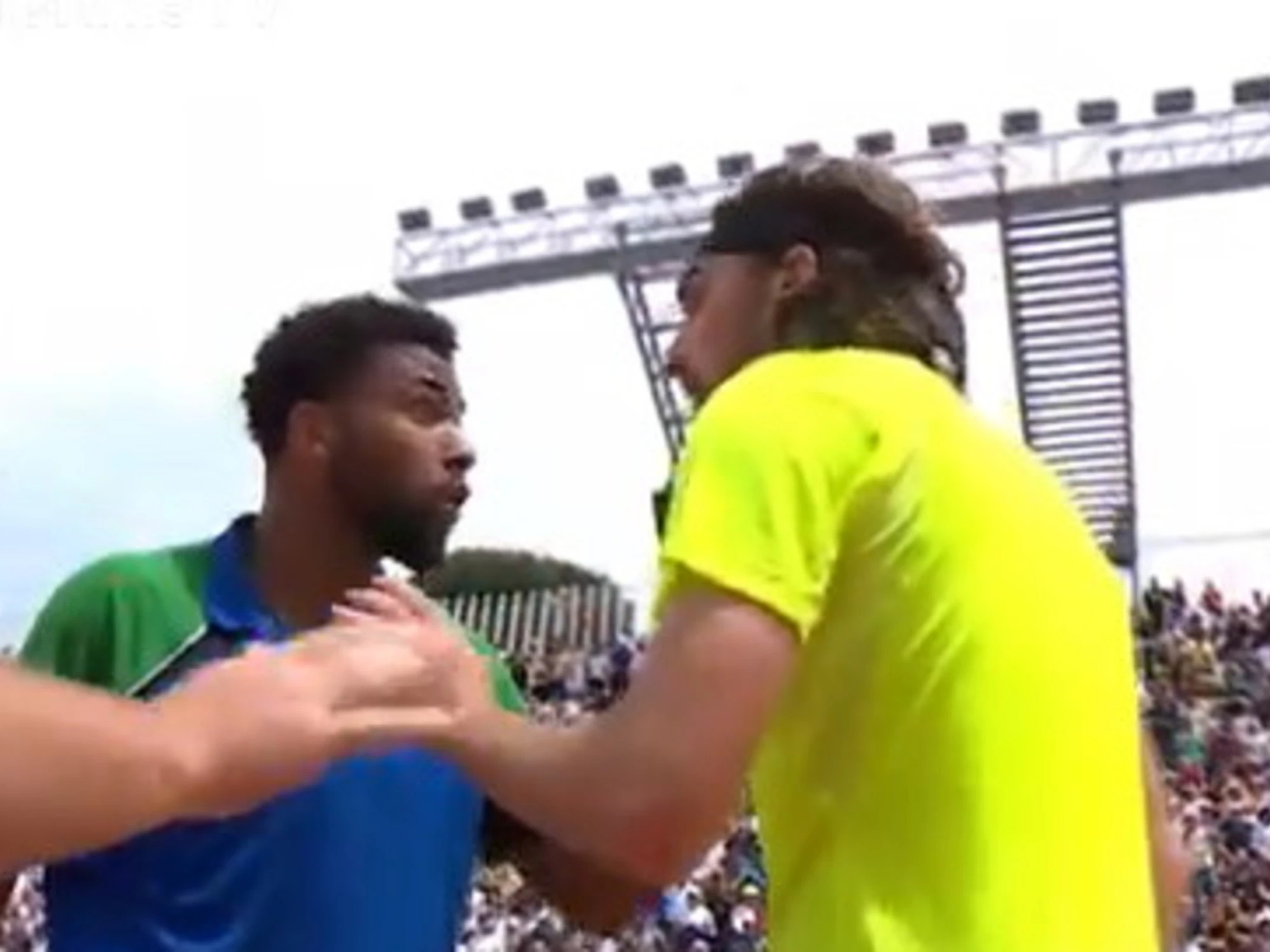 Tsitsipas colpisce Fils, rissa sotto rete: caos a Roma