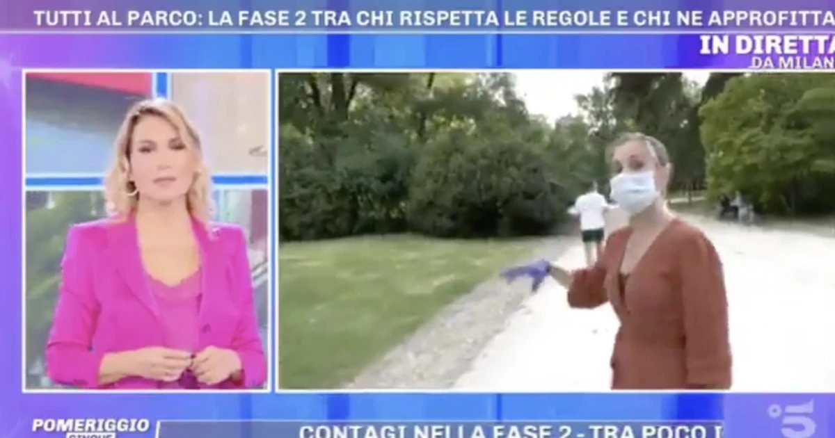 Pomeriggio 5, choc da Barbara d'Urso: un uomo si abbassa i pantaloni in diretta dal parco
