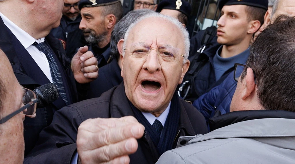 De Luca, l'ultima sparata: "State attenti, democrazia a rischio"