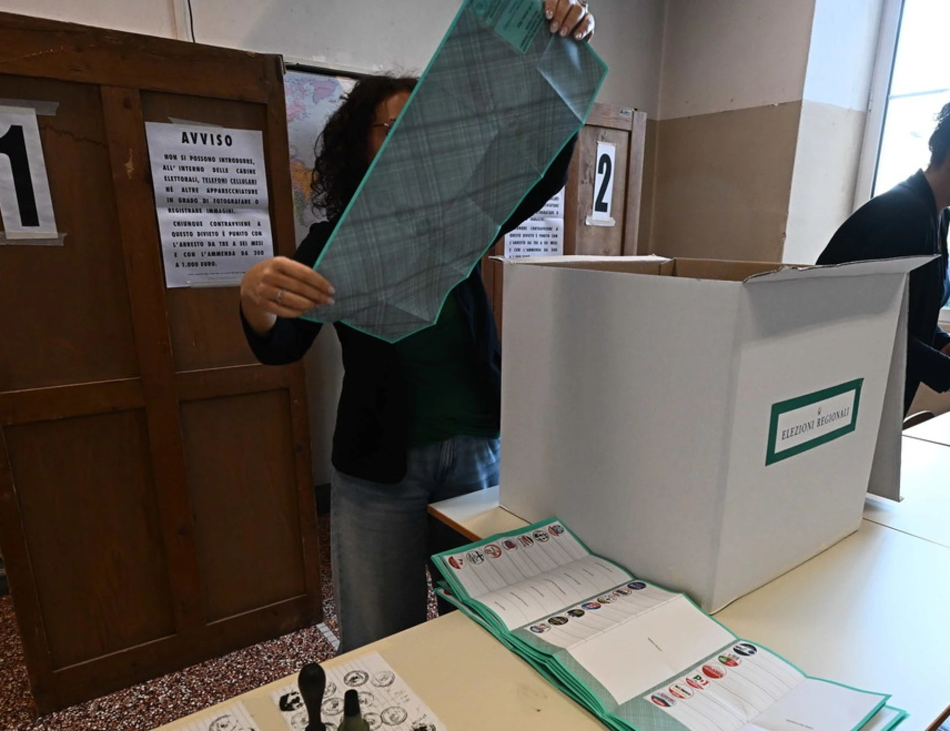 Genova, bandiera Lgbtq al seggio "inclusivo": l'ultima pagliacciata