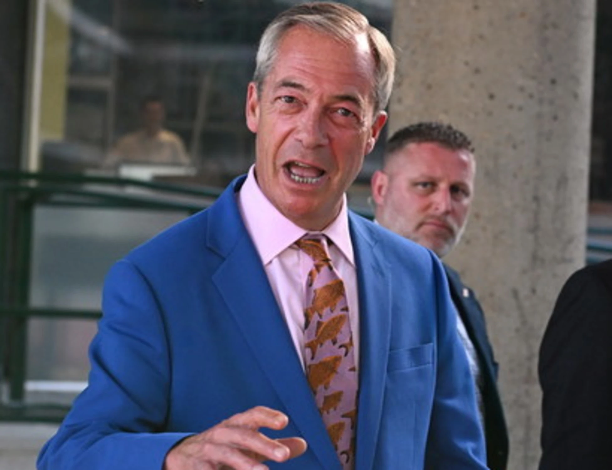 Nigel Farage si dimette e si ricandida: "Sfido i poteri forti"